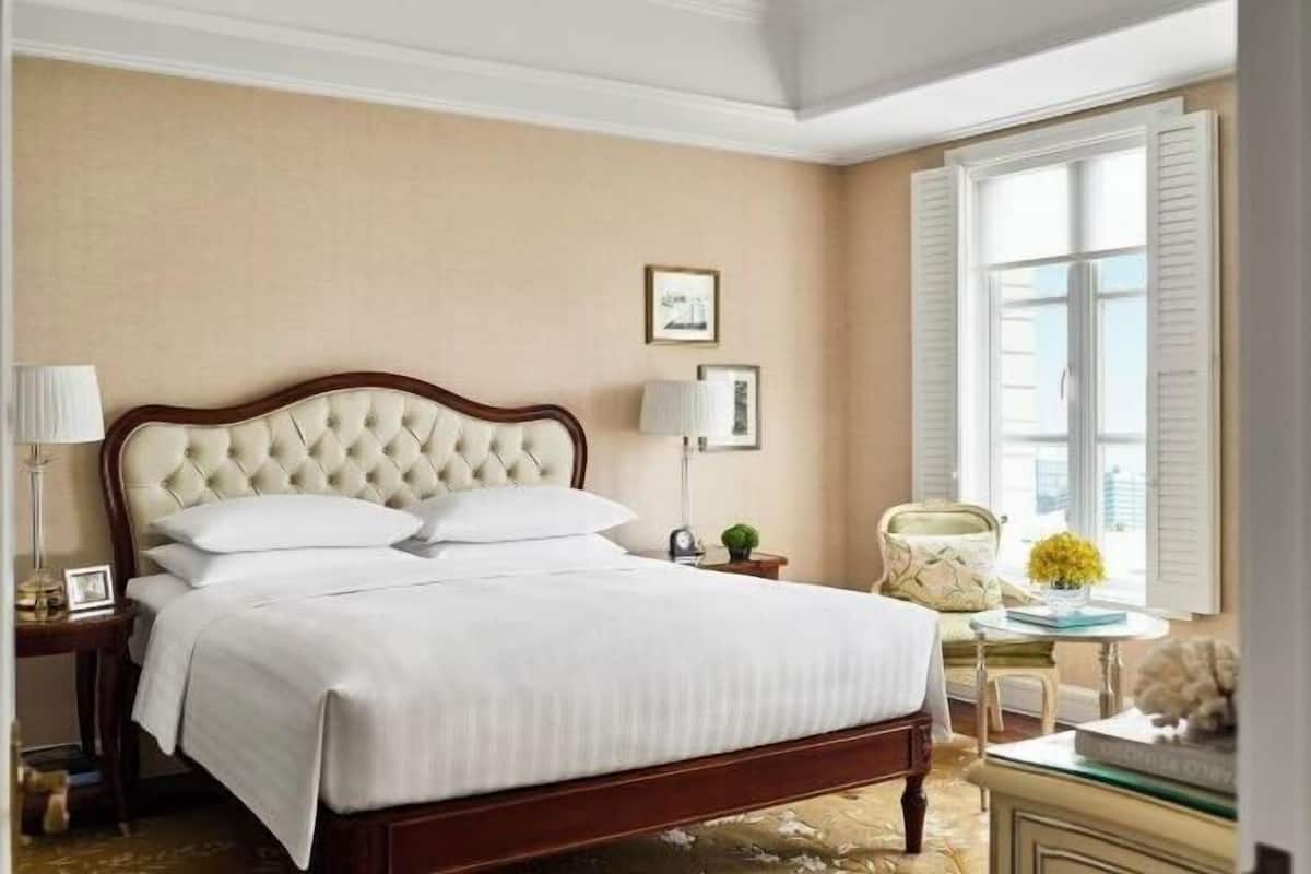 Hypo-allergenic bedding, minibar, in-room safe, desk