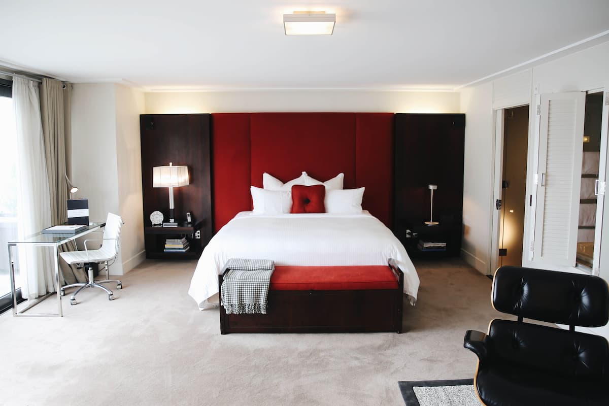 Couette en duvet d'oie, surmatelas, mini-bar avec articles gratuits