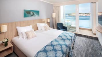 Bar mini, peti besi dalam bilik, meja, katil bayi/kot (surcaj)