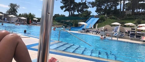 Piscine intérieure, piscine extérieure, parasols, chaises longues