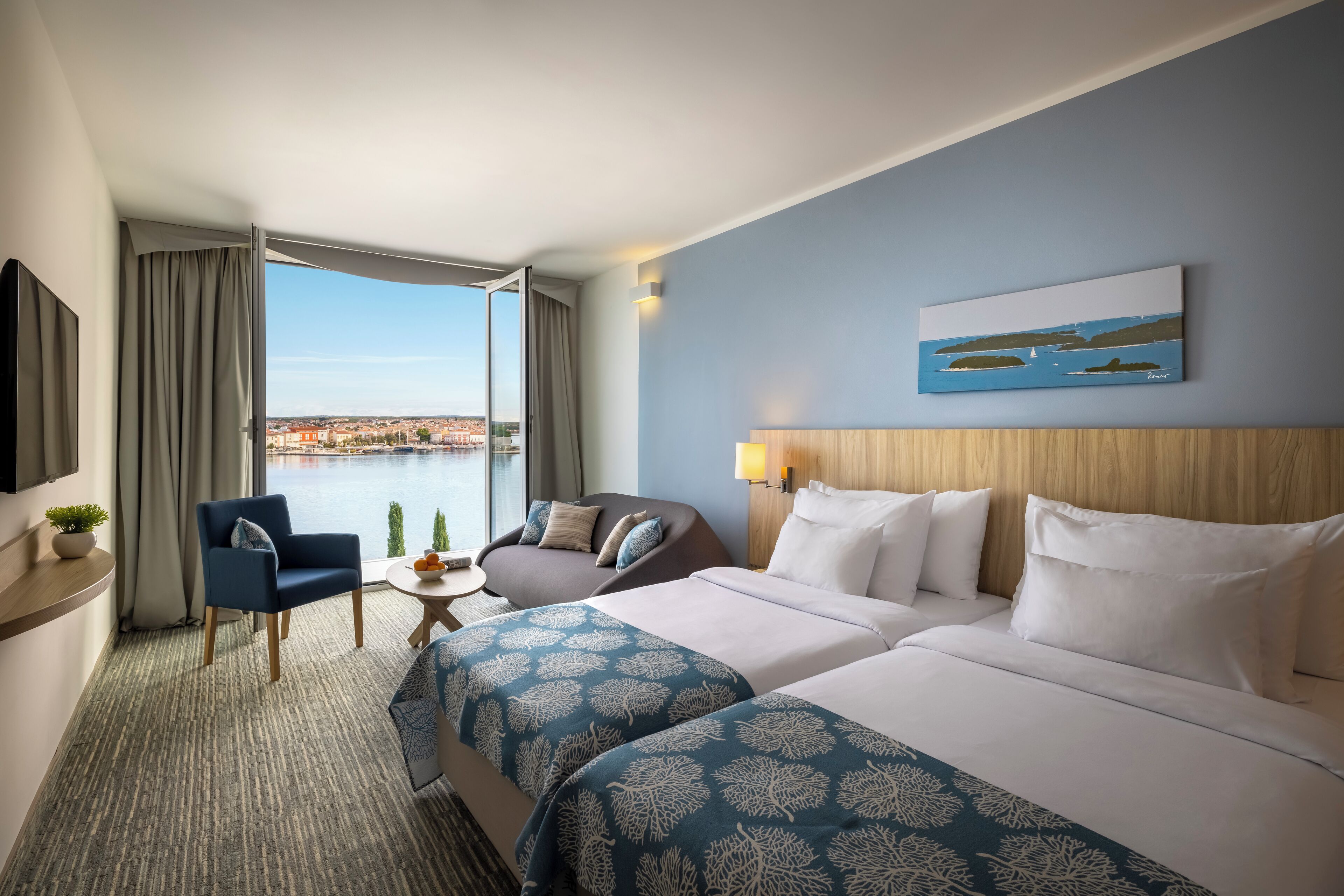 Superior Family suite, Seaview, Balcony  | Minibar, safe på rommet, skrivebord og barnesenger