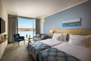 Minibar, coffres-forts dans les chambres, bureau