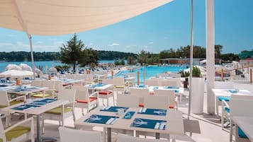 3 restoran, makan tengah hari dihidangkan, masakan Itali