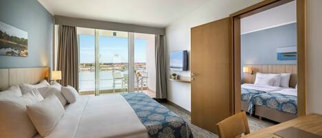 Superior Family suite, Seaview, Balcony | ميني بار وخزنة داخل الغرفة ومكتب وأسرّة أطفال/رضّع