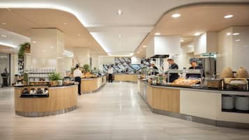 3 restaurantes, se sirve almuerzo, cocina italiana