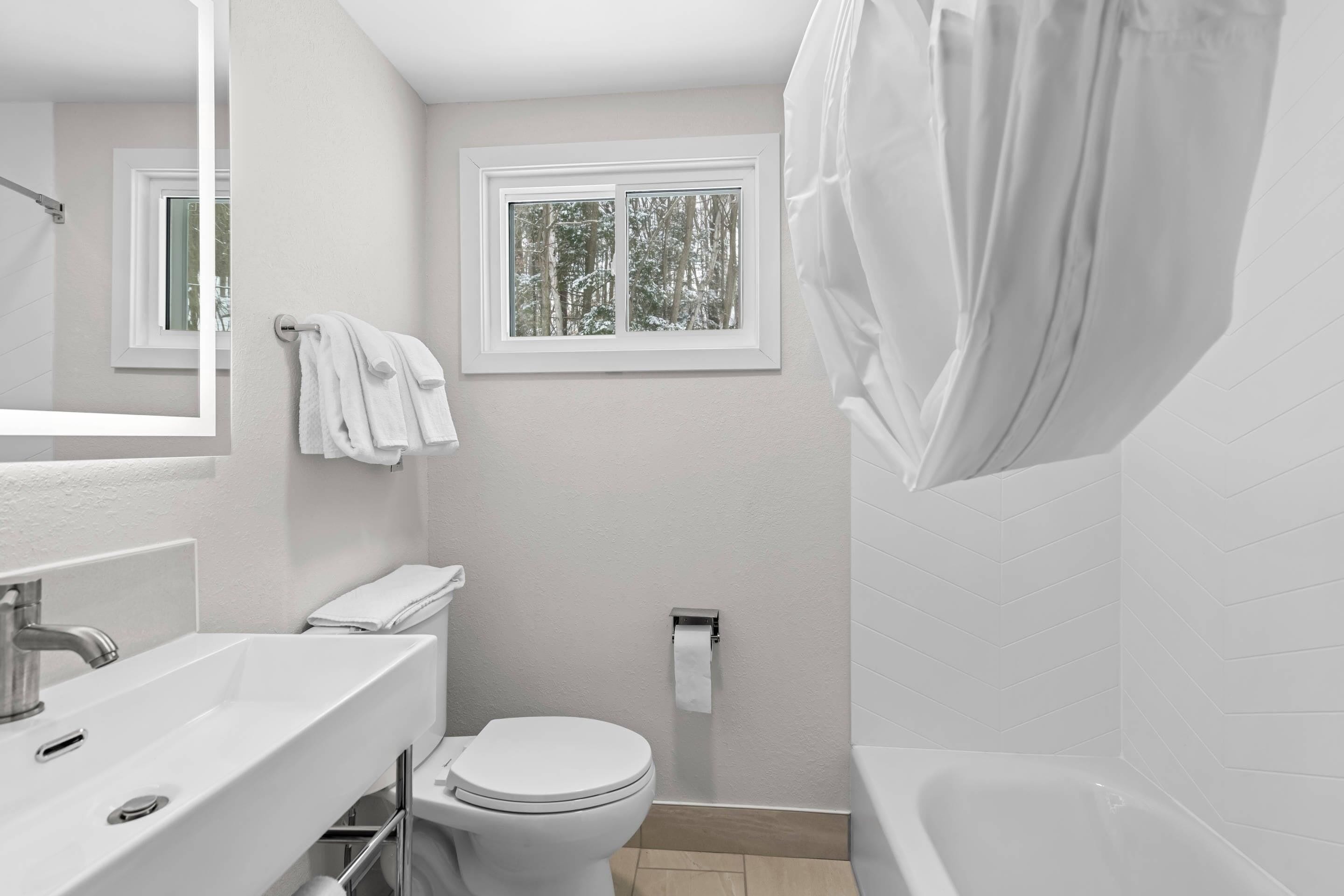 Standard Room, 1 King Bed, Non Smoking | Free WiFi, bed sheets, alarm clocks