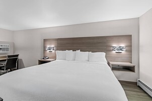 Standard Room, 1 King Bed, Non Smoking | Free WiFi, bed sheets, alarm clocks