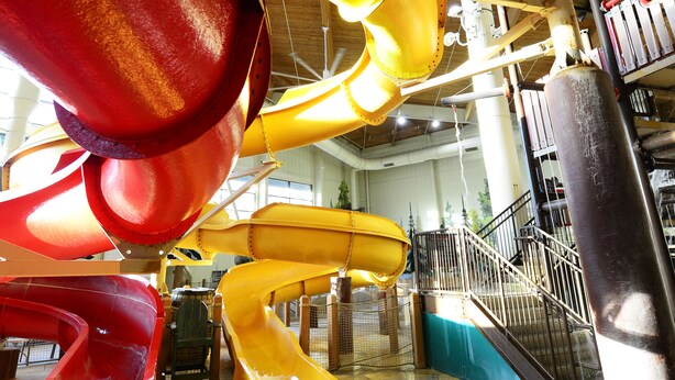 Un parque acuático con varias toboganes y una zona de piscina.