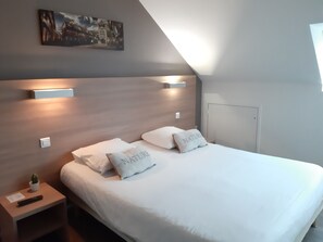 Premium bedding, individually furnished, desk, blackout drapes - Brit Hotel Besançon L'Horloge (Besancon)