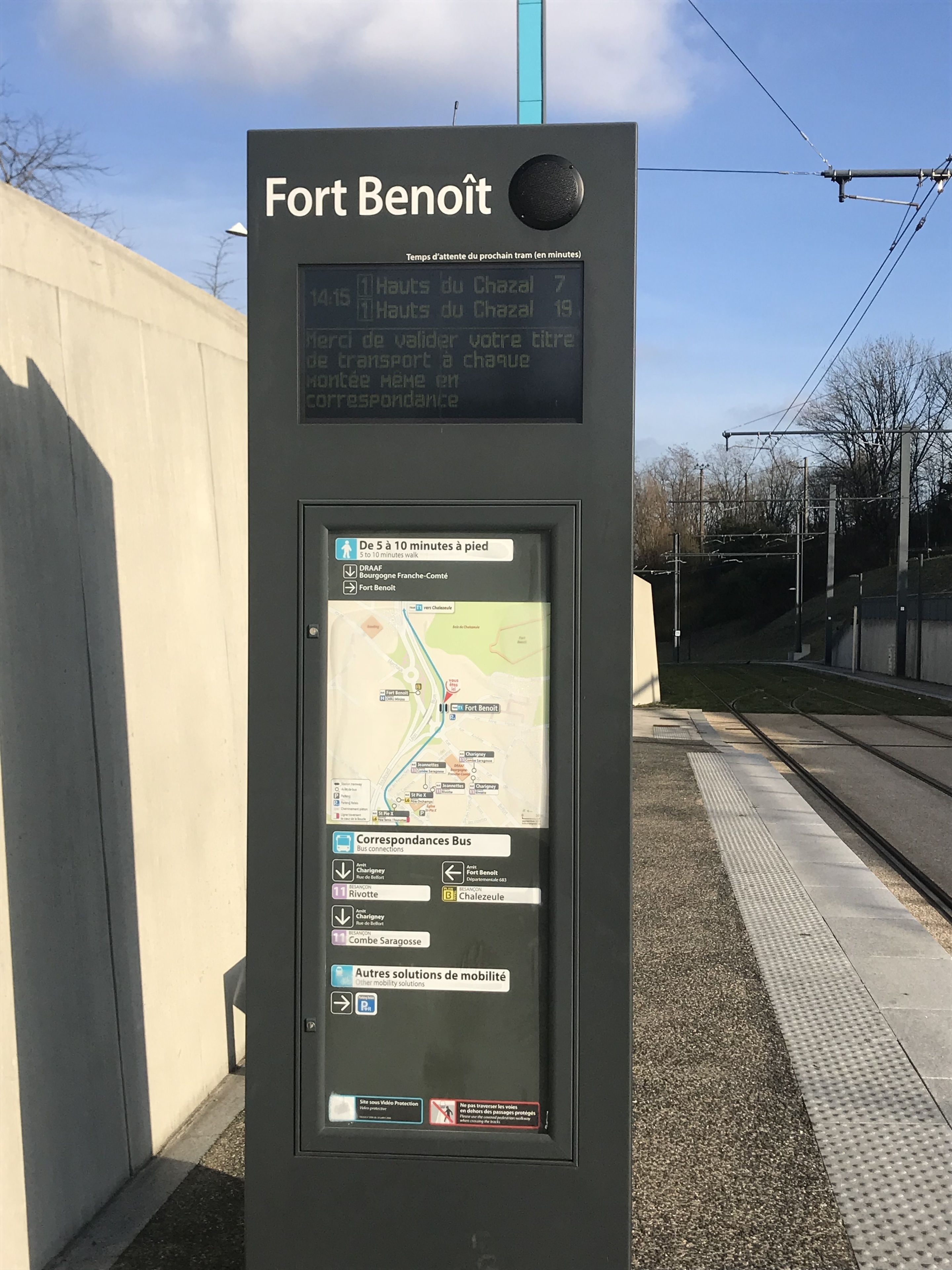 Een bushaltebord met de naam 'Fort Benoit' en een kaart waarop busroutes en verbindingen staan aangegeven.