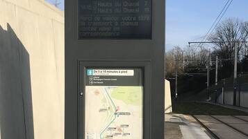 Een bushaltebord met de naam 'Fort Benoit' en een kaart waarop busroutes en verbindingen staan aangegeven.