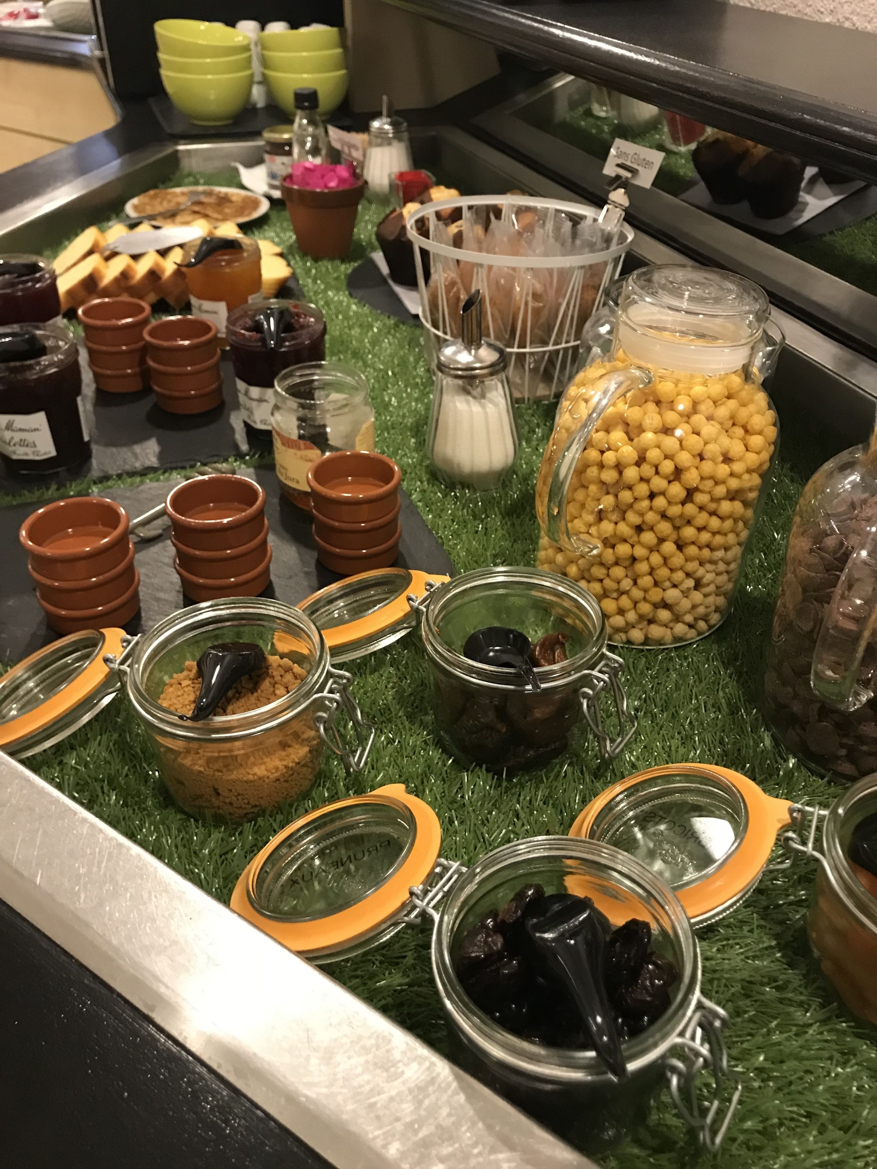En stor buffet med forskelligt mad og tilbehør.