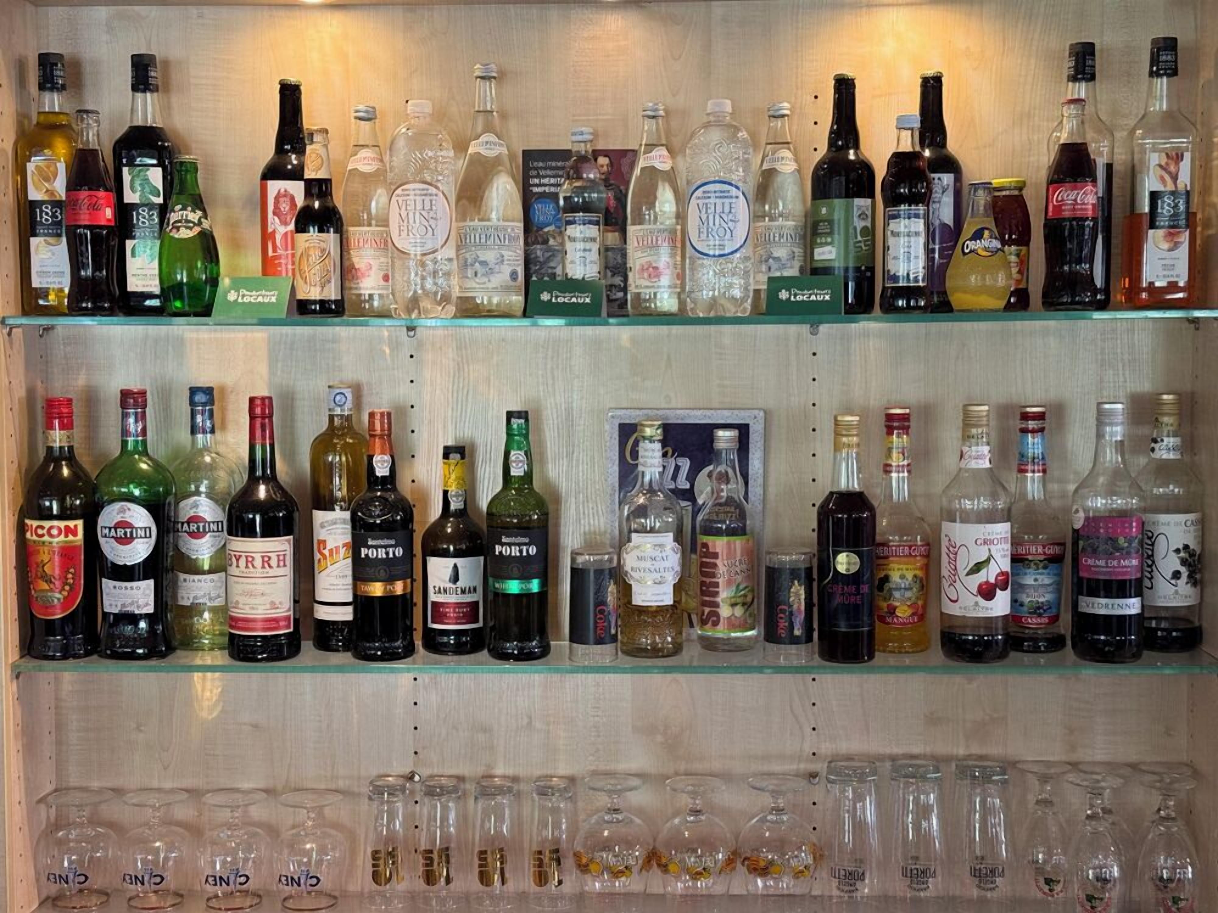 Een slijterij met schappen vol verschillende flessen alcohol, waaronder wodka, gin en whisky.