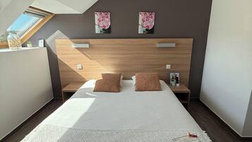 Comfort tweepersoonskamer | Luxe beddengoed, individueel gemeubileerd, een bureau