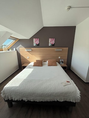 Comfort-Doppelzimmer | Hochwertige Bettwaren, individuell eingerichtet, Schreibtisch