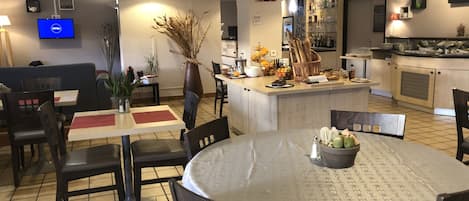 Petit déjeuner buffet (11.90 EUR par personne)