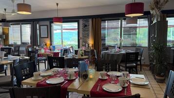 Petit déjeuner buffet (12.50 EUR par personne)