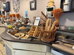 Tägliches Frühstücksbuffet gegen Gebühr