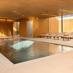 Salas de tratamiento para parejas, un sauna, una bañera de hidromasaje