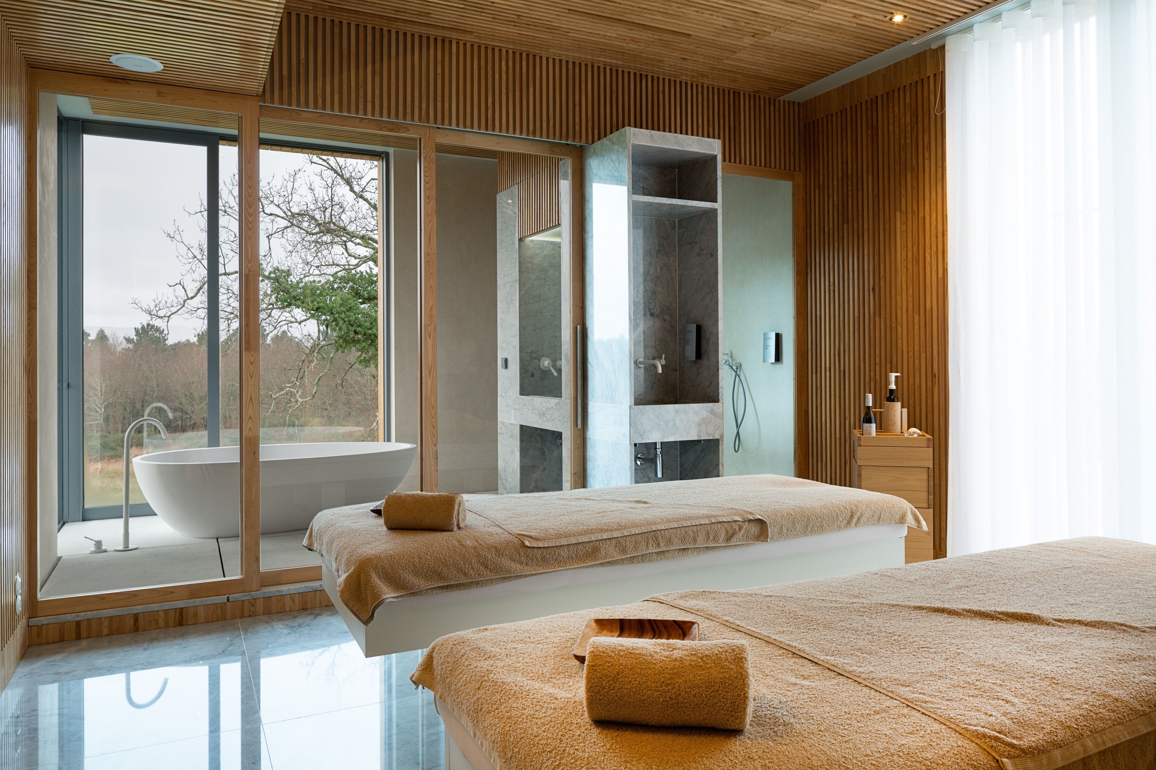 Salas de tratamiento para parejas, un sauna, una bañera de hidromasaje