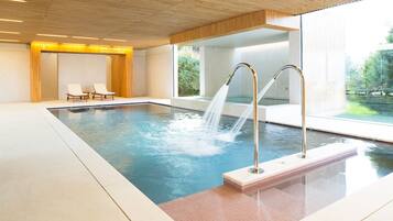 Couples treatment rooms, sauna, hot tub, steam room, body treatments