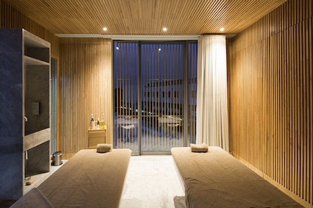 Salas de tratamiento para parejas, un sauna, una bañera de hidromasaje