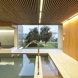 Una piscina techada, 2 piscinas al aire libre, sombrillas