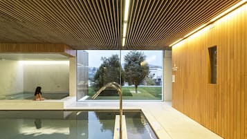 Piscine couverte, 2 piscines extérieures, parasols de plage