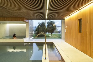 Piscine intérieure, 2 piscines extérieures, parasols, chaises longues