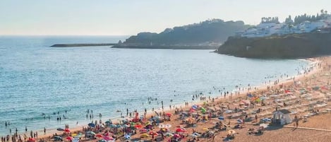 Una spiaggia nelle vicinanze