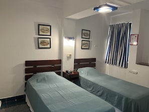 Quarto duplo standard, 2 camas de solteiro | Cofres nos quartos, escrivaninha, ferros/tábuas de passar roupa
