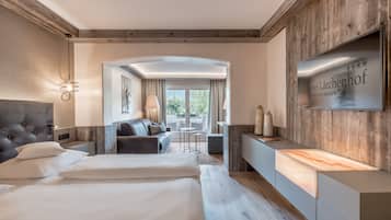 Deluxe-Doppelzimmer, Balkon | Allergikerbettwaren, Minibar, Zimmersafe, Schreibtisch