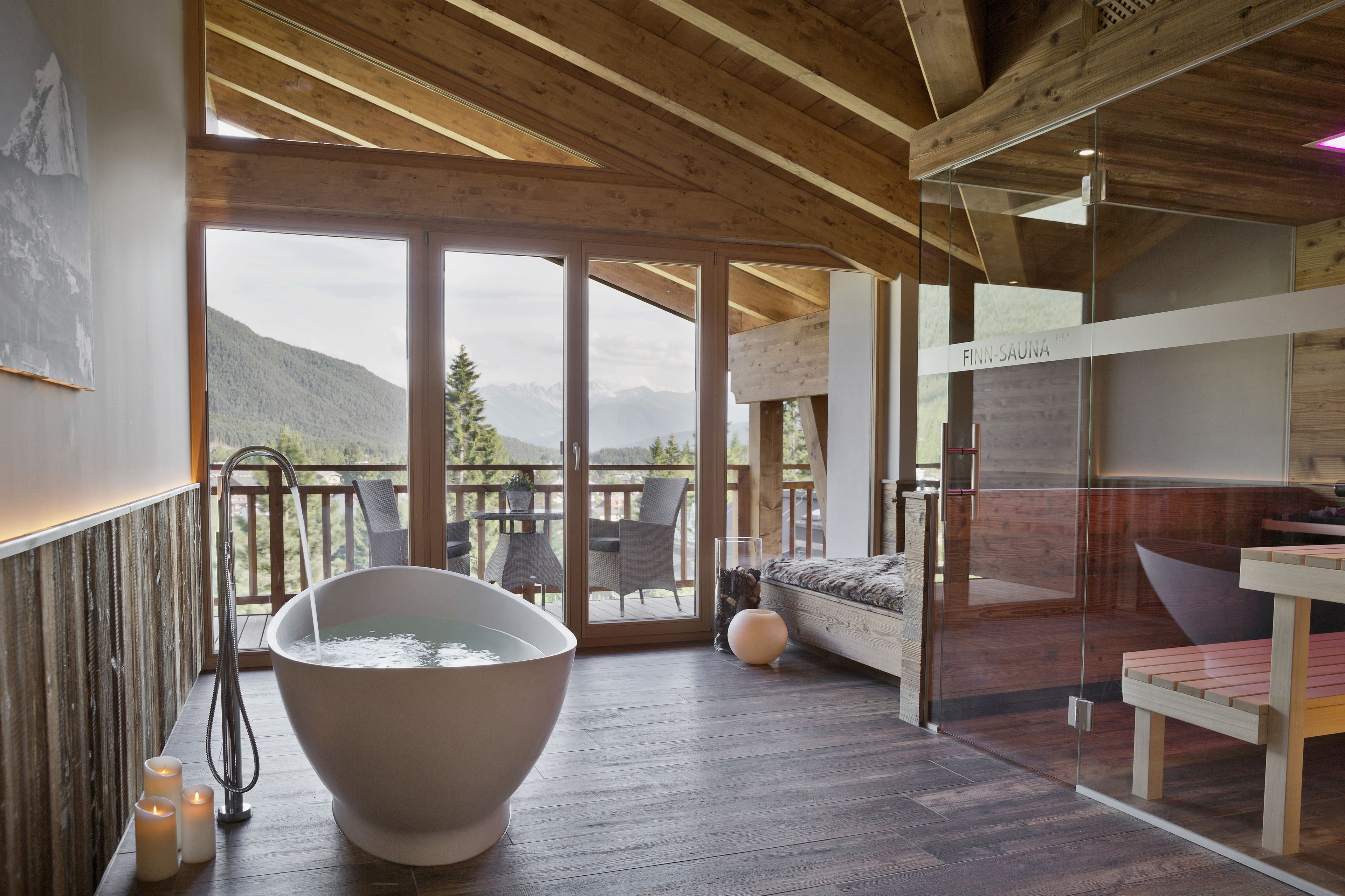 Badstue, dampbad, kroppsbehandlinger, kroppsinnpakning og kroppsskrubb