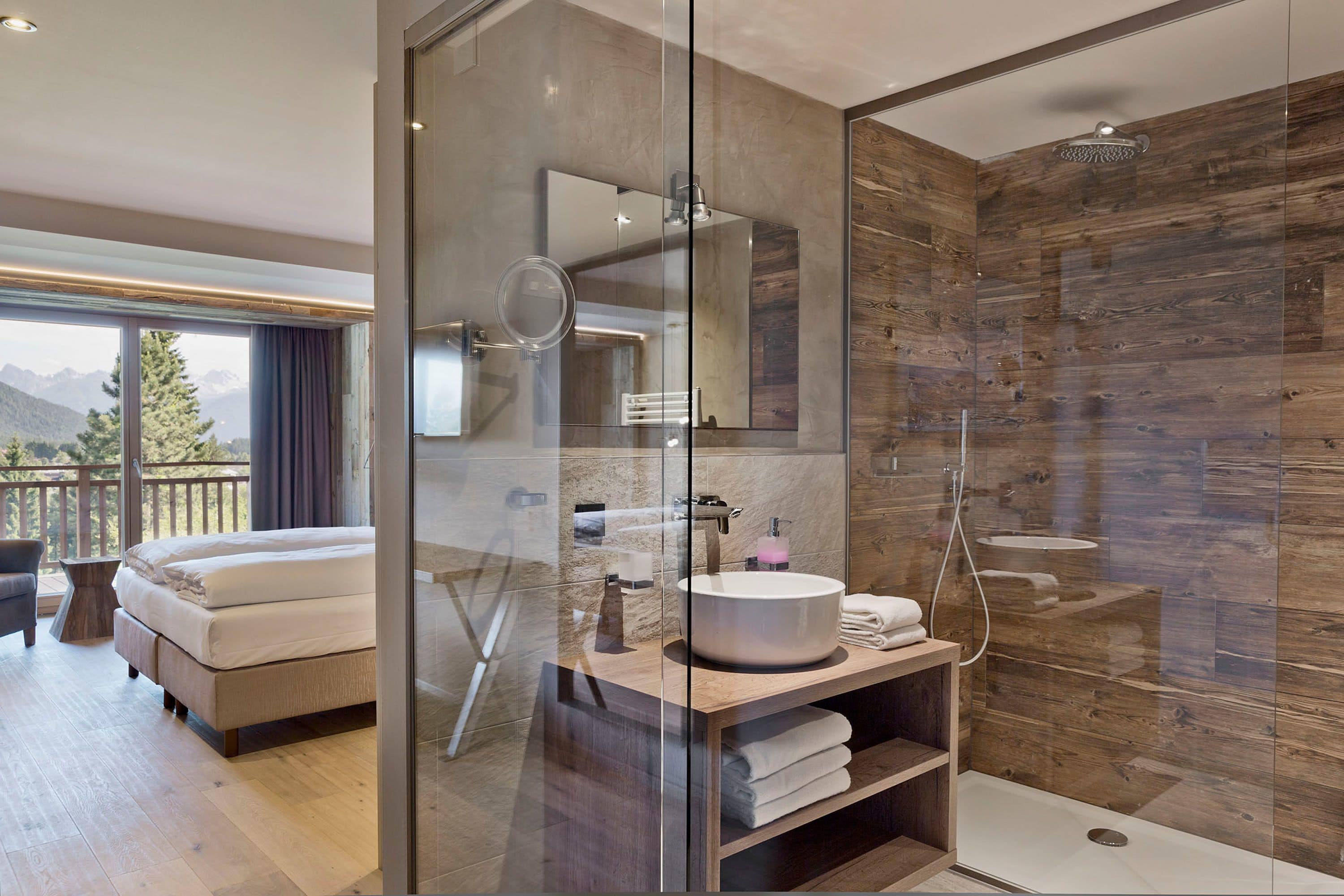 deluxe double room, balcony | bathroom | free toiletries, hair dryer, bathrobes, slippers