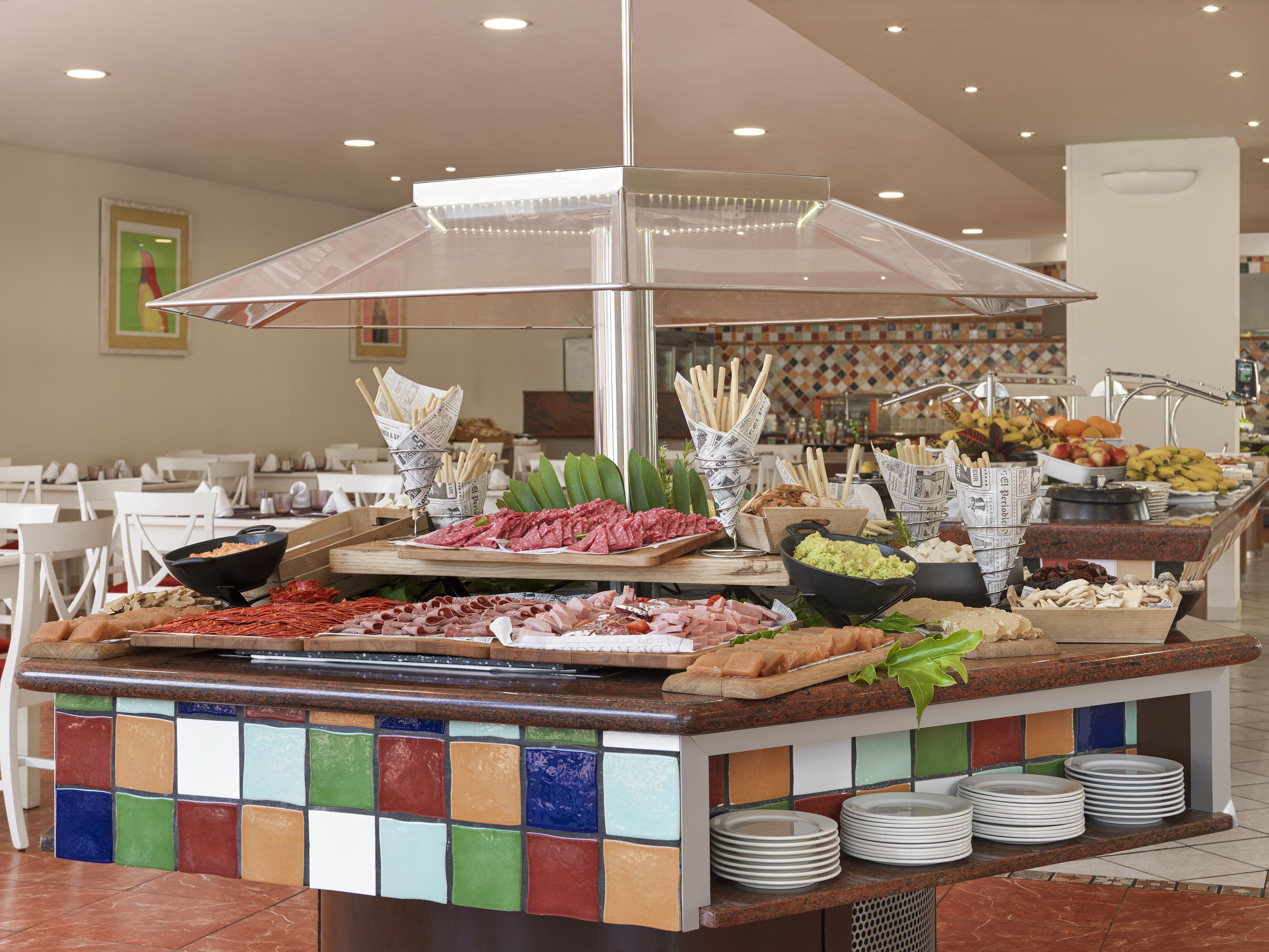 2 restaurants, breakfast, dinner served; international cuisine