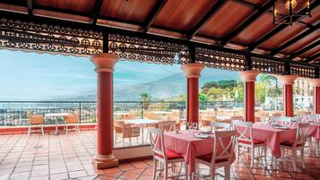 2 restaurants, breakfast, dinner served; international cuisine