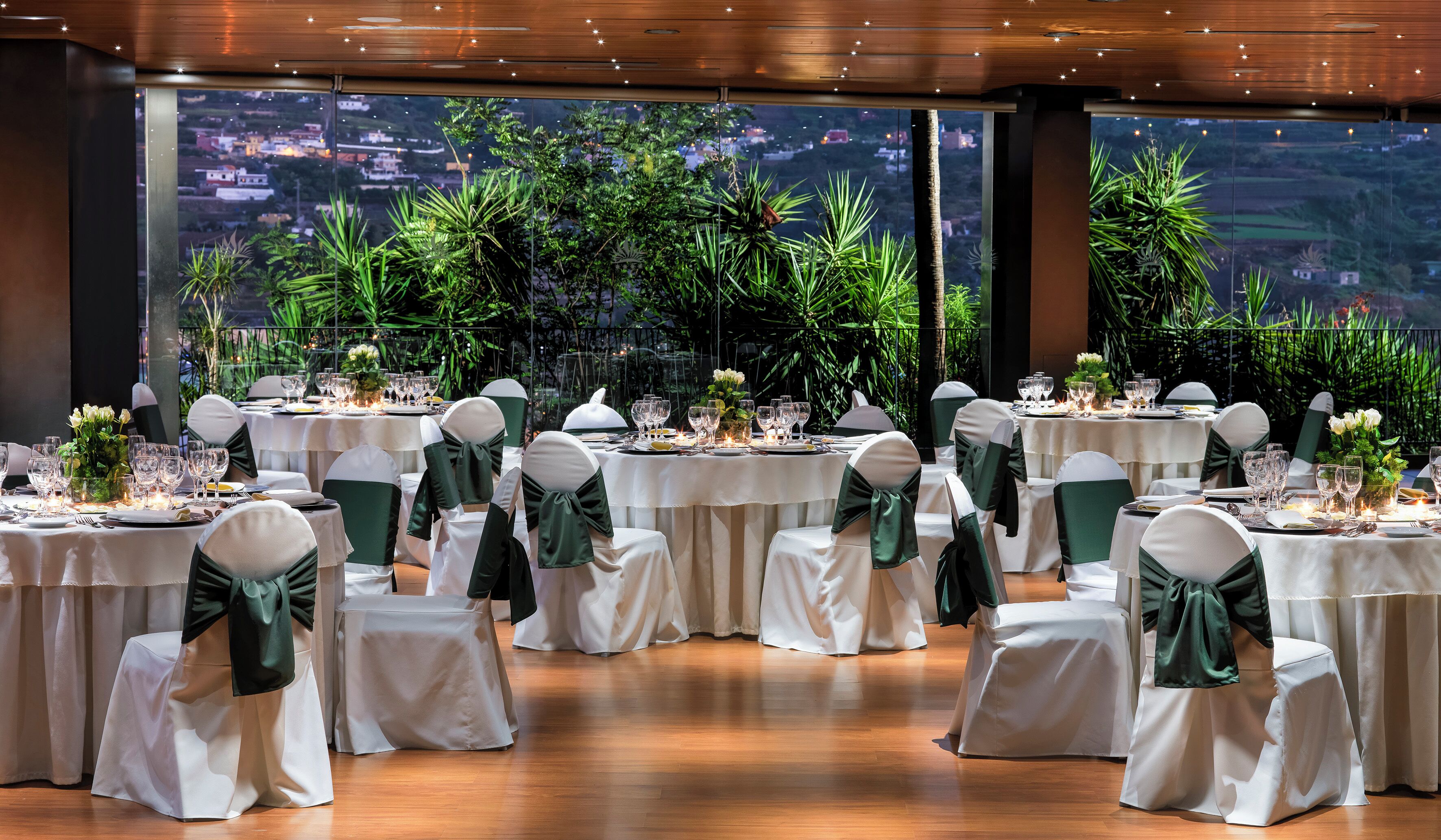 2 restaurants, breakfast, dinner served; international cuisine 