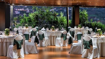 2 restaurants, breakfast, dinner served; international cuisine