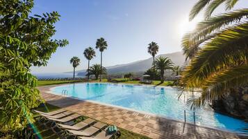 2 piscinas al aire libre, sombrillas, sillones reclinables de piscina