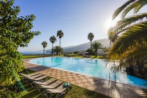 2 piscines extérieures, parasols de plage, chaises longues