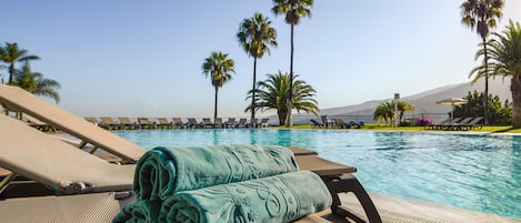 2 piscines extérieures, parasols de plage, chaises longues