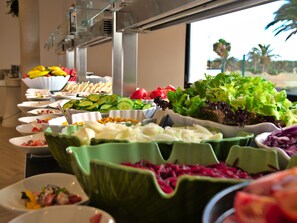Breakfast, lunch and dinner served  - Hotel Taimar (Pajara)