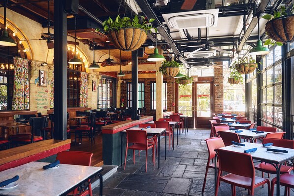 Restaurant - St. Charles Inn (New Orleans)