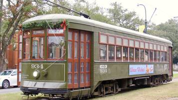Eine historische Straßenbahn mit der Nummer 934, abgestellt auf Gleisen, mit einem Schild, auf dem steht: "Warme Wünsche!"