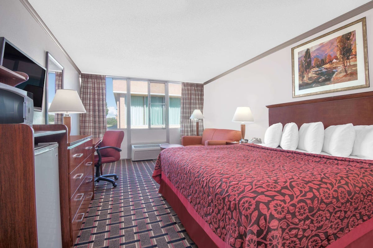 Standard Room, 1 King Bed | 1 bedroom, in-room safe, desk, laptop workspace