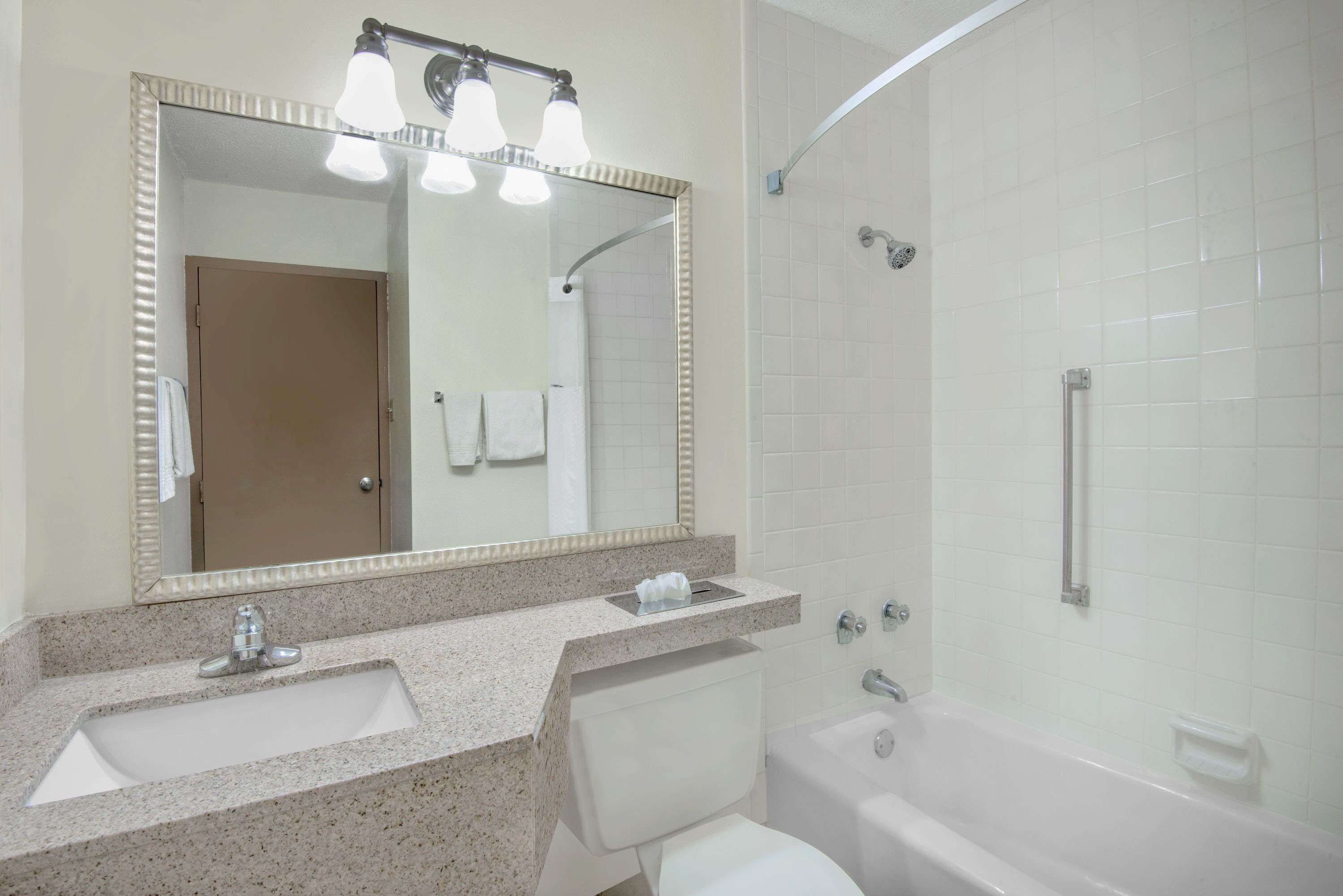 Combined shower/tub, free toiletries, hair dryer, towels