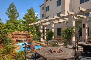Outdoor pool, pool loungers - Hilton Garden Inn DFW Airport South (Irving)
