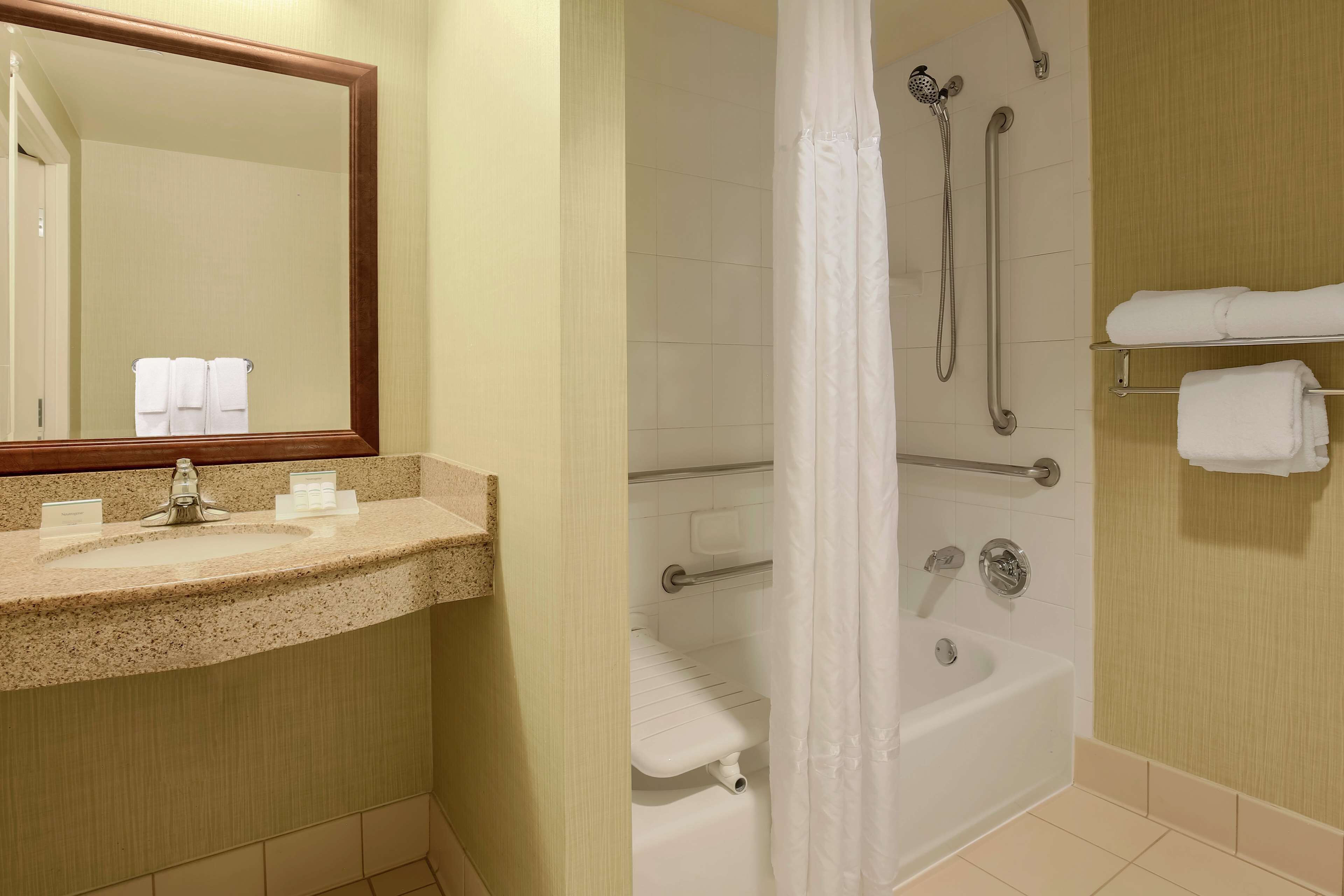 standard room, 1 king bed | bathroom | combined shower/bathtub, free toiletries, hair dryer, towels