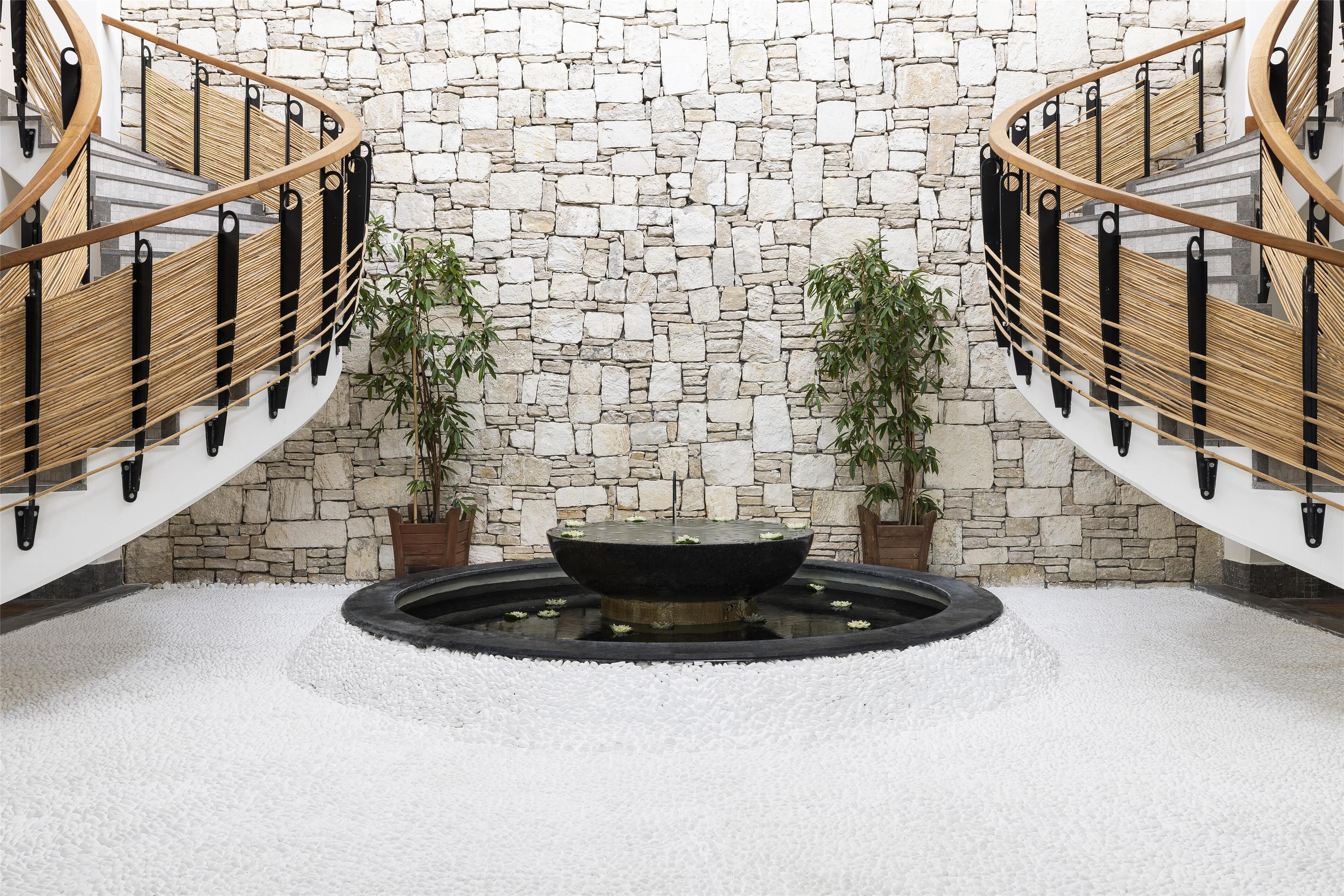 sauna, steam room, deep-tissue massages, massages