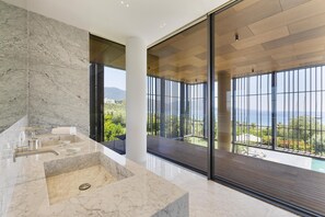 Hypo-allergenic bedding, minibar, in-room safe, desk - Kempinski Hotel Barbaros Bay (Bodrum)